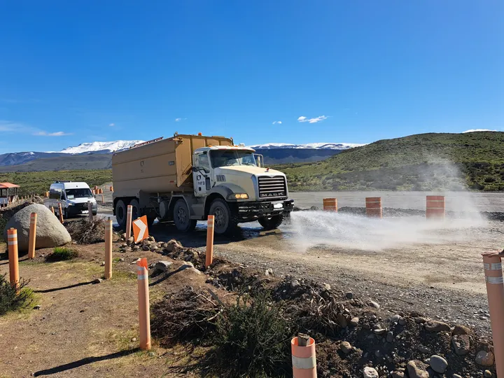 Camión tolva trabajando en una obra vial de la zona austral.
