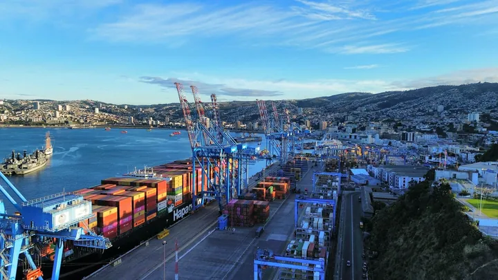 Buque portacontenedores y grúas del puerto de Valparaíso.
