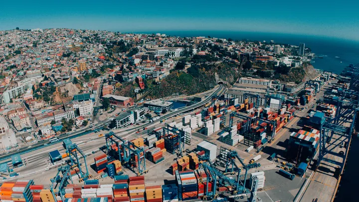 Vista aérea de un terminal de contenedores y la ciudad de Valparaíso.